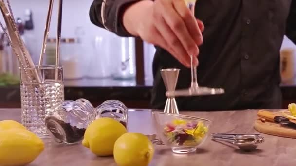 Yuzu Gin Tonic Drink Background Close — стокове відео