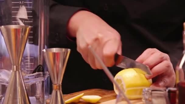 Нарізати Лимон Ножем Фоні Крупним Планом — стокове відео