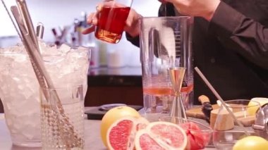 Portakal likörünü bir zencefil bardağıyla dolduruyorum.