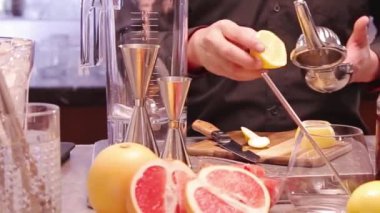 Squeeze Lemon With a Hand Squeezer