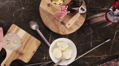 Beyaz kasedeki 3 dondurma. - Yakın çekim.