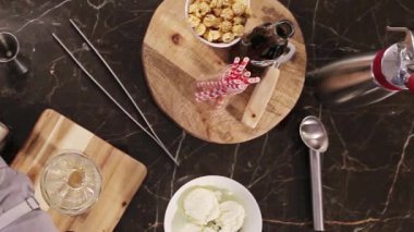 Dondurma kepçeli dondurma ekle