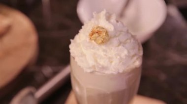 Garnitür olarak biraz patlamış mısır ekle