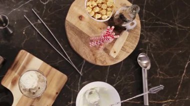 Beyaz Krem Yakın görünüm Ekle