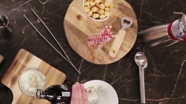 Dondurmaya Siyah Sıvı Ekleniyor