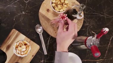 Bardağa Kırmızı ve Beyaz Çöp Ekleniyor 