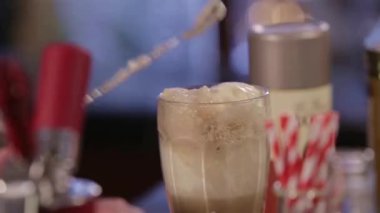 Dondurmadaki kabarcıklar ve siyah soda karışımı.