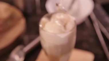 Dondurma ve siyah soda karışımı. 