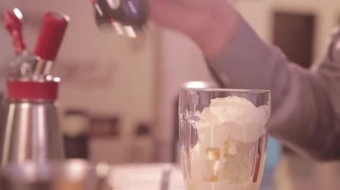 Dondurmanın üzerine soda dök.