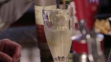 Dondurmanın üzerine soda dök.