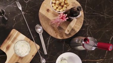 Jigger 'la Dondurmaya Beyaz Sıvı Dök