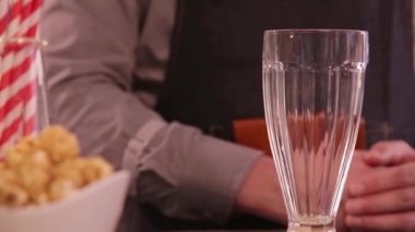 Dondurmayı kepçeyle bardağa koy.