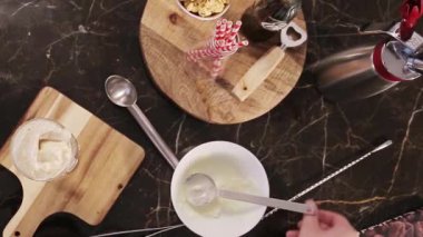 Demir kaşıkla nazikçe karıştırmak