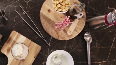 Demir kaşıkla karıştırmak