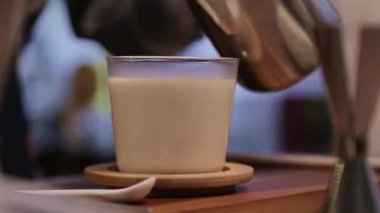 Bardağı beyaz sütle doldur..