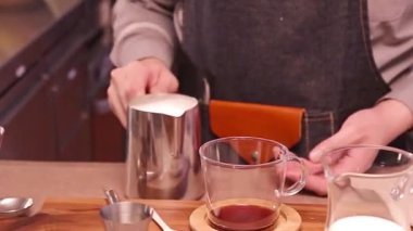 Beyaz Sütü Çayla Karıştırma