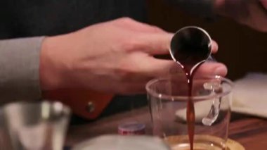 Ölçü Kadehiyle Çay Doldur