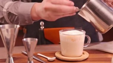 Çay Kahvesi İçin Krema Koyma