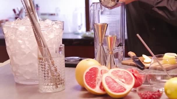 Squeeze Lemon Hand Squeezer Blender — Stock video