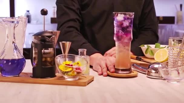 Penampilan Indah Minuman Dengan Warna — Stok Video