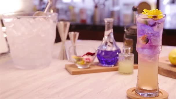 Beautiful Drink Appearance Garnish Flowers Pan Left Right — Stockvideo