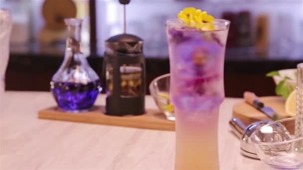 Garnish Beautiful Flowers Purple Drinks Backwards — Video Stock
