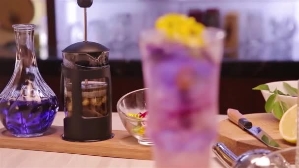Garnish Beautiful Yellow Flowers Purple Drinks Pull Focus — Αρχείο Βίντεο