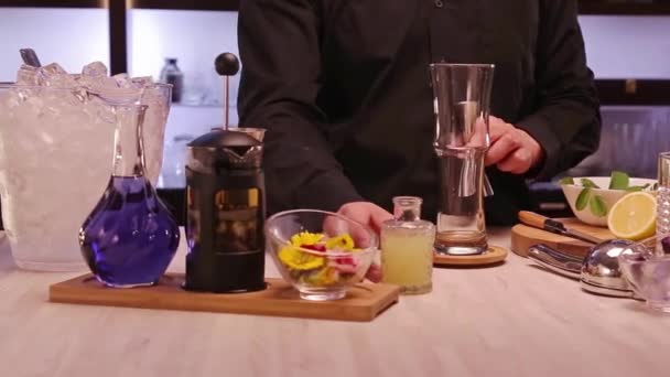 Pouring Fluid Jigger Slide Left Right — Stockvideo