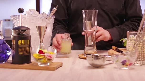 Pouring Yellow Liquid Jigger — Stockvideo