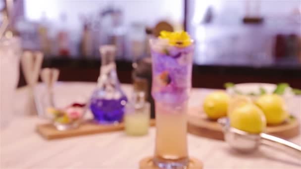 Purple Drink Appearance Flower Garnish Zoom — Vídeos de Stock