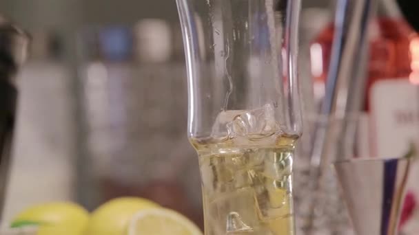 Yellow Liquid Pile Ice Glass Close — стоковое видео