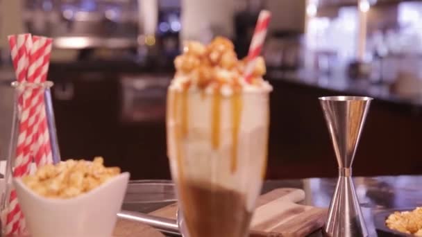 Eisgetränk Mit Popcorn Topping Und Shake Cream — Stockvideo