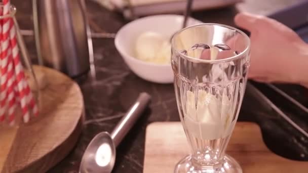 Put White Ice Creams Glass — Stock Video