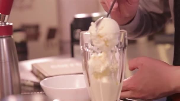 Ponga Helado Blanco Con Cuchara — Vídeos de Stock