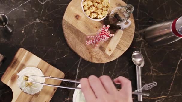 Att Sätta Popcorn Med Garnering Tong — Stockvideo