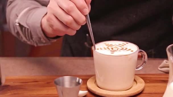 Noggrannhet När Man Gör Mönster Latte — Stockvideo