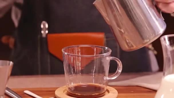 Χυνόμενο Γάλα Για Τσάι Latte — Αρχείο Βίντεο