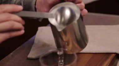 Demir Bardakta Beyaz Süt