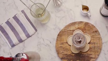 Çikolata Sıvısına Süt Ekle.