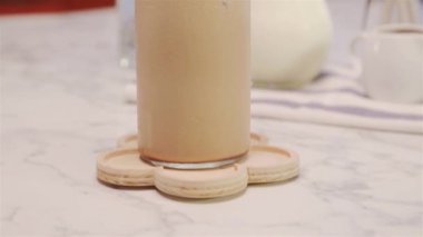 Lezzetli Çikolatalı Buz Görünümü - Eğil.