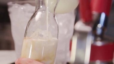Buzlu şişelere süt dökülüyor - Yakın çekim