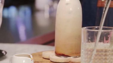 Karıştırılana kadar çikolatalı buzu karıştır