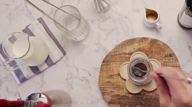 Çikolata likörünü kaşıkla karıştırmak