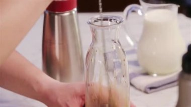 Demir Kaşık ile Çikolata Sürecini Karıştırmak - Aşağı Taşıma