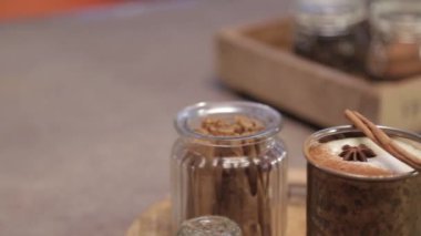 Garnish Masala ile İçkiler - Soldan Sağa Kaydır.