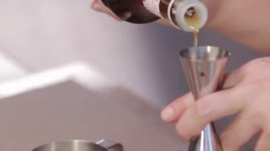 Sarı sıvıyı Jigger Kupasına dök.