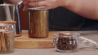 Jigger Kupalı Altın Sıvı.