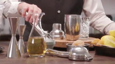  Martini bardaklarına buz küpleri konur.