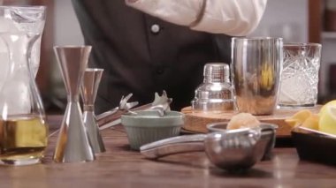 Demir Sarsıcı 'ya buz küpleri yerleştir..