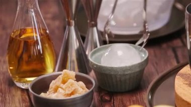 Güzel bir bardağa buz topu yerleştirmek - Yakın çekim.